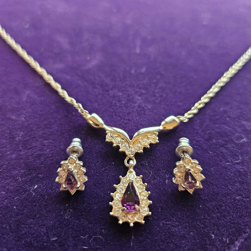 Gold tone chain necklace and earring set
